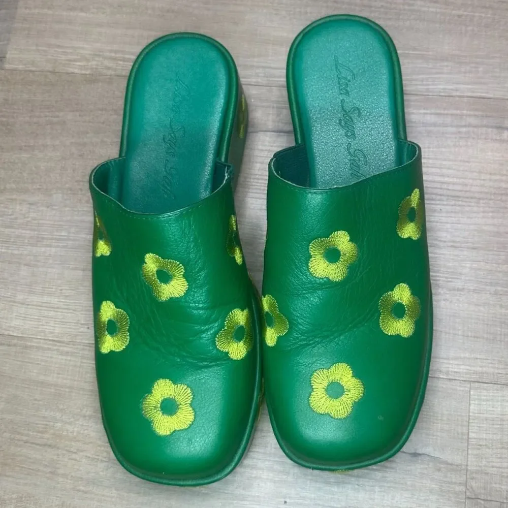Lisa Says Gah Dakota Women's Clogs Green Leather Yellow Stitched Flowers